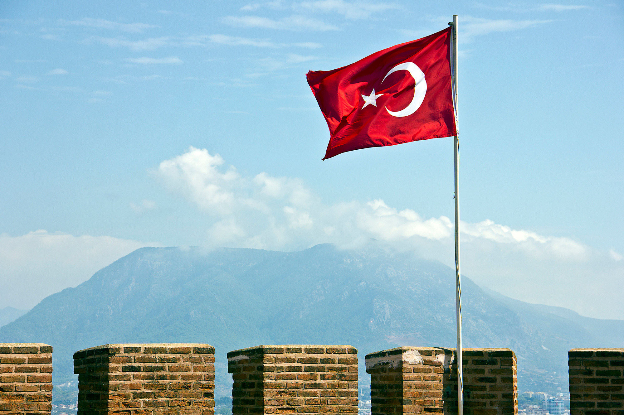 TURKEY/UNITED STATES – Turkey restarts visa issuance, but only in limited cases